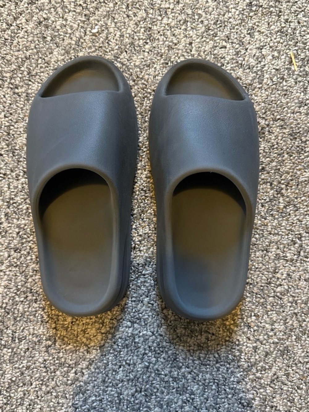 Men's Slip-On YEEZY Foam Slide Sandals in Dark Gray